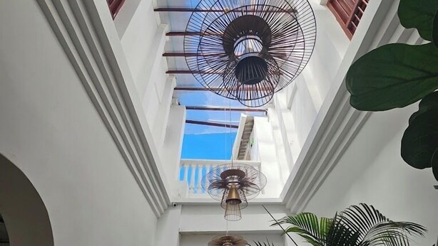 A high ceiling with a central fan, skylights, and a view of the sky. - HOTEL CASA AGUSTINA (Cartagena)