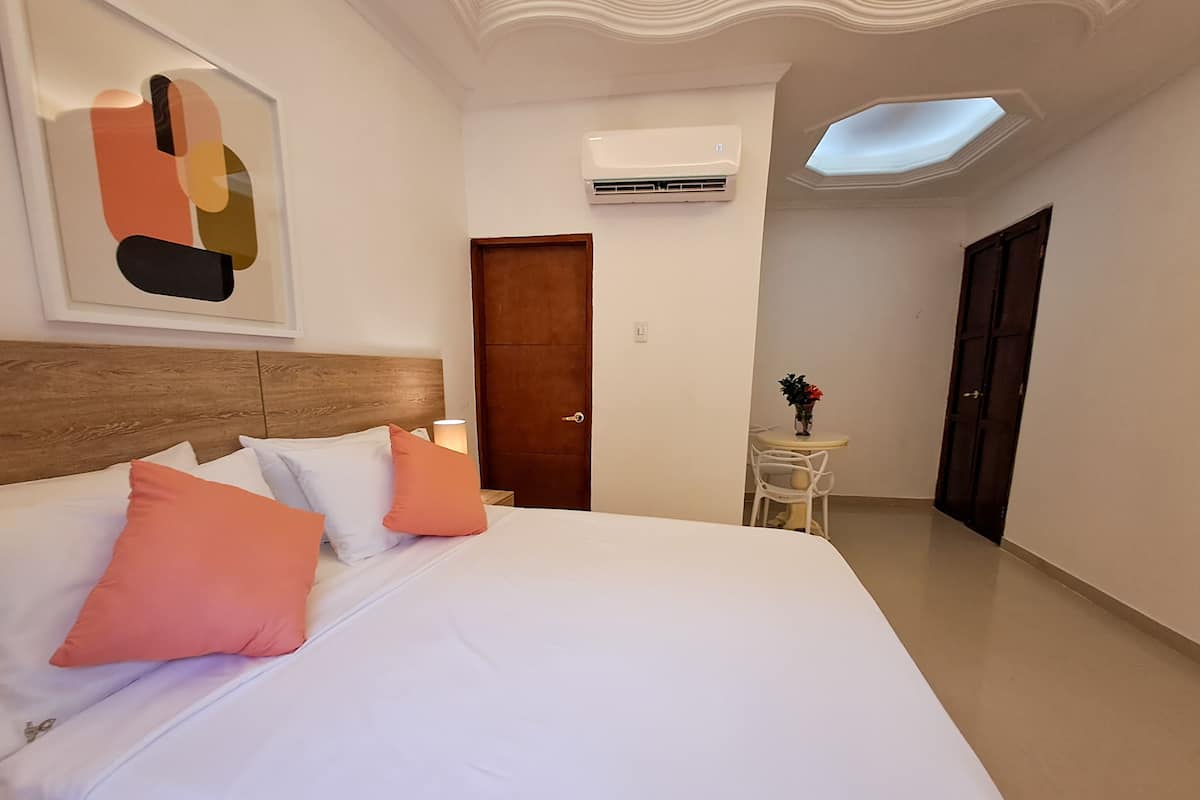 Junior Suite | Down comforters, in-room safe, bed sheets