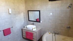 Vila | Kamar mandi | Kombinasi shower/bathtub, bathtub besar, pengering rambut, dan handuk