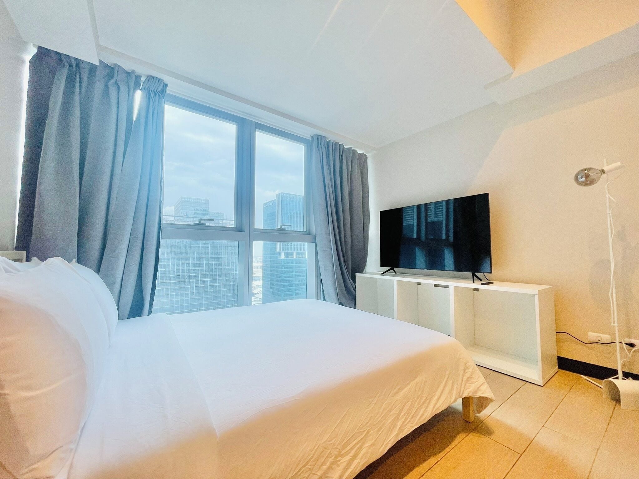 Appartamento Design, vista città | Biancheria da letto ipoallergenica, copriletto in piuma