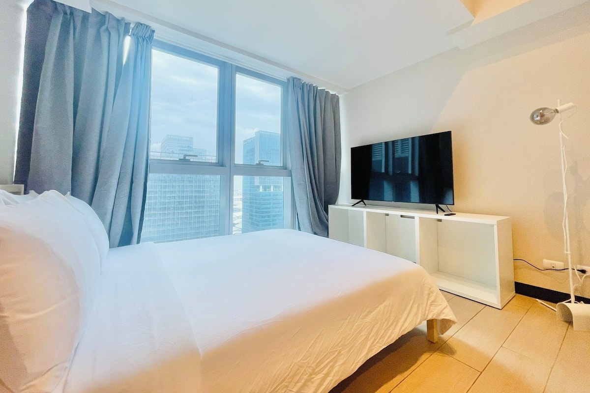 Design Condo, City View | Hypo-allergenic bedding available, down comforters, Select Comfort beds