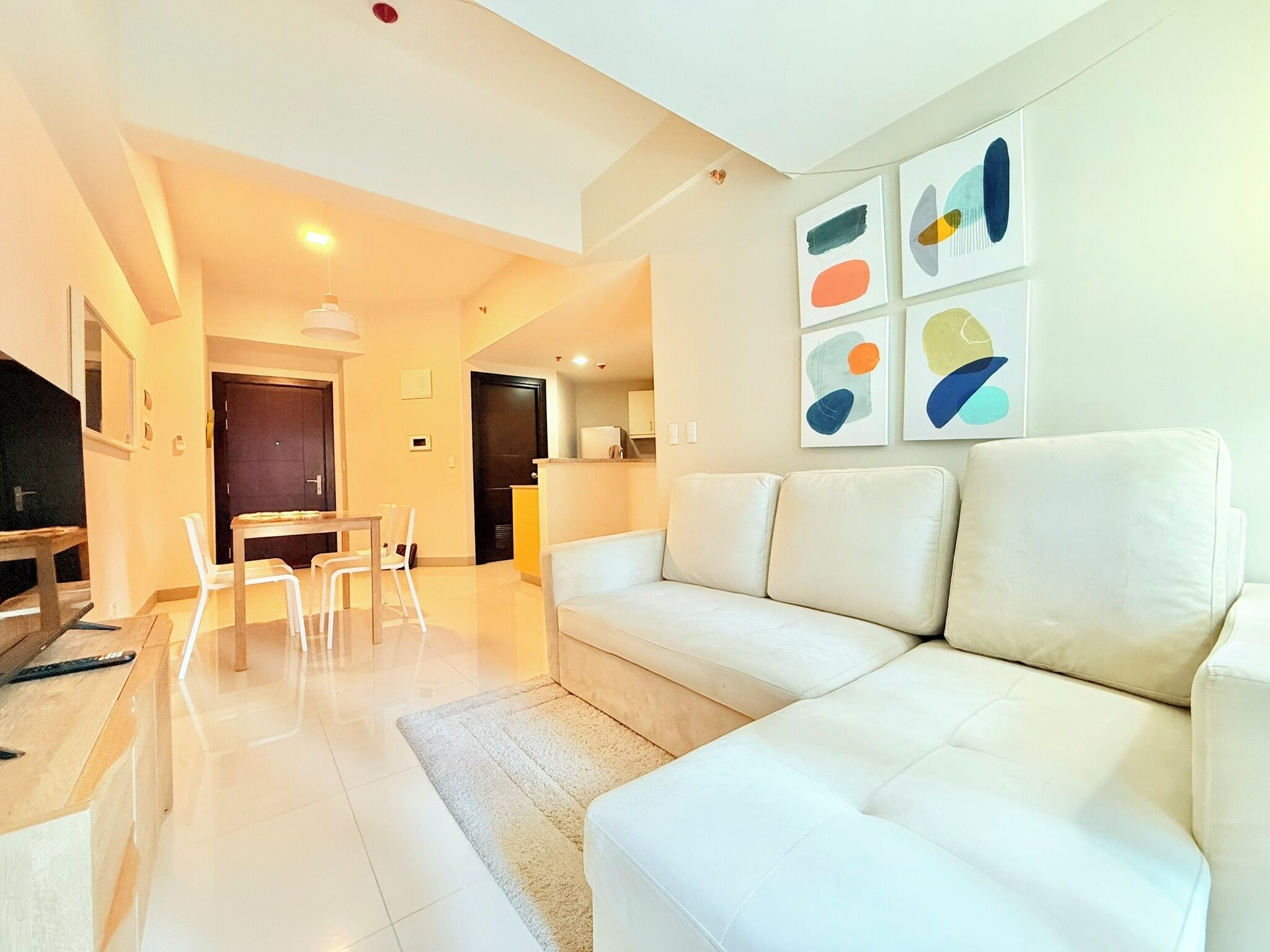 Appartamento familiare, vista città | Area soggiorno | Smart TV 55 pollici con canali digitali, TV