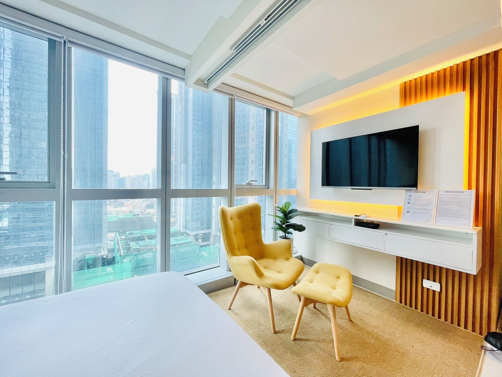 Comfort appartement, uitzicht op de stad | Hypoallergeen beddengoed, donsdekens, Select Comfort-bedden, een bureau