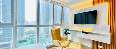 Comfort appartement, uitzicht op de stad | Hypoallergeen beddengoed, donsdekens, Select Comfort-bedden, een bureau