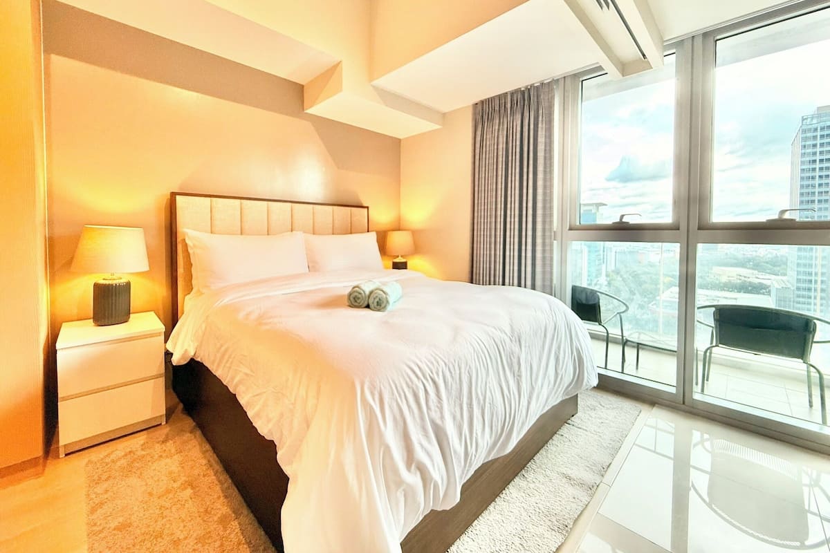 Condo Confort, vista a la montaña | Ropa de cama hipoalergénica, edredón, camas Select Comfort y escritorio