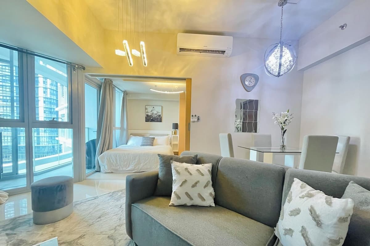 Comfort Condo, Non Smoking, City View | Hypo-allergenic bedding available, down comforters, Select Comfort beds
