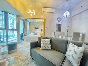 Condo Confort, para no fumadores, vista a la ciudad | Ropa de cama hipoalergénica, edredón, camas Select Comfort y escritorio 