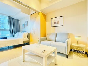 Hypo-allergenic bedding, down duvets, Select Comfort beds, desk - Uptown Parksuites 1 (Taguig)