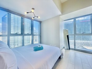 Family Apartment, 2 Bedrooms | Hypo-allergenic bedding, down comforters, Select Comfort beds, desk - Uptown Parksuites 1 (Taguig)