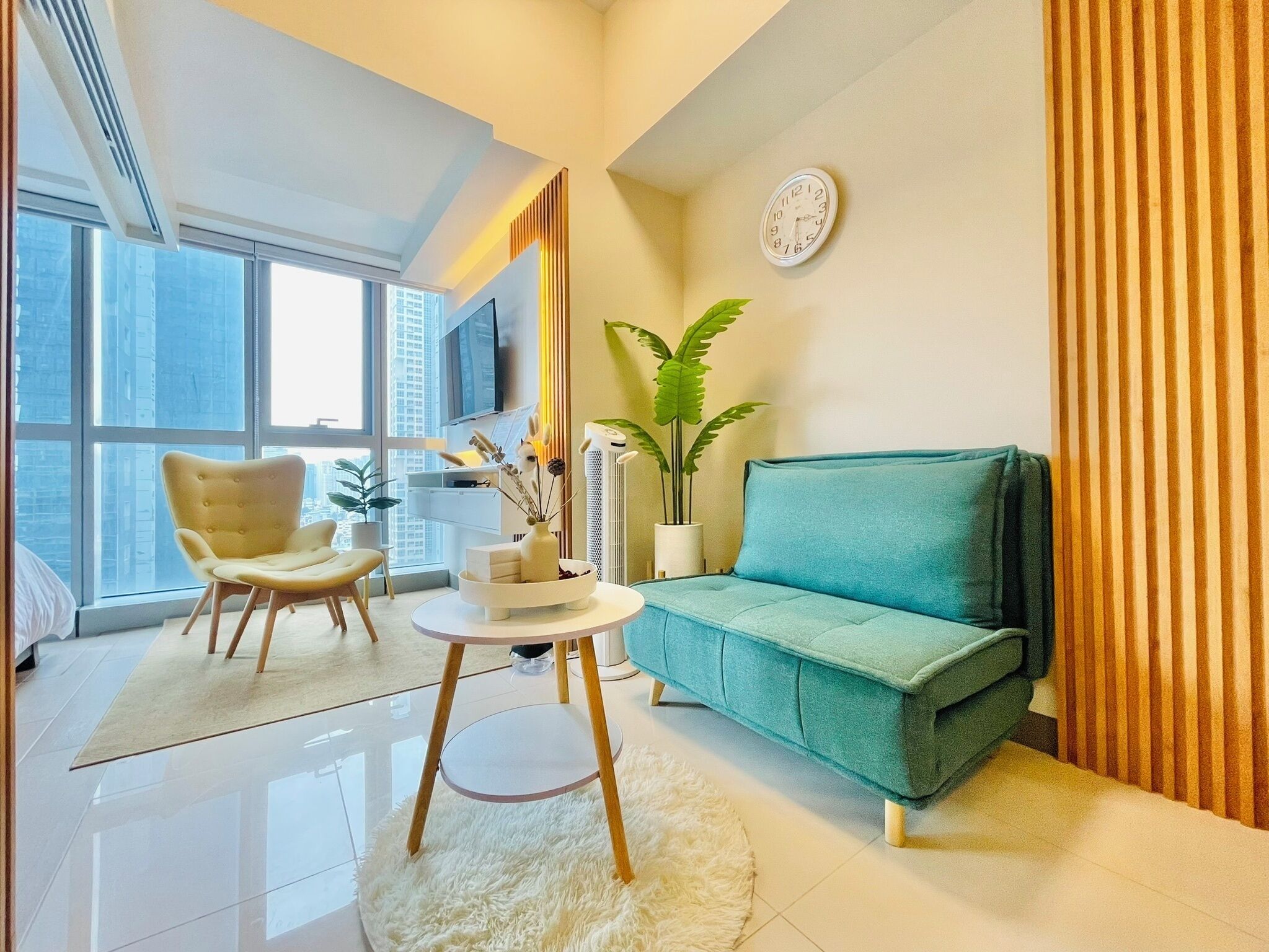 Appartamento Comfort, vista città | Area soggiorno | Smart TV 55 pollici con canali digitali, TV
