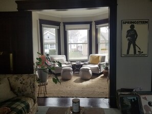 Fernseher, Bücher, Musikbibliothek, Stereoanlage