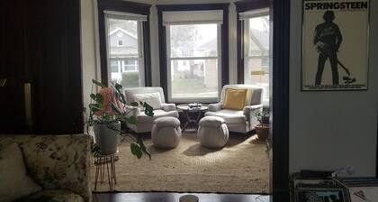 Victorian Folk w/ firepit and walks to the water