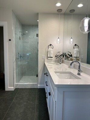Shower, hair dryer, towels, soap - Newly Renovated 4B, 2.5 bath Lakefront home with South Grand Lake Views and dock (Vinita)