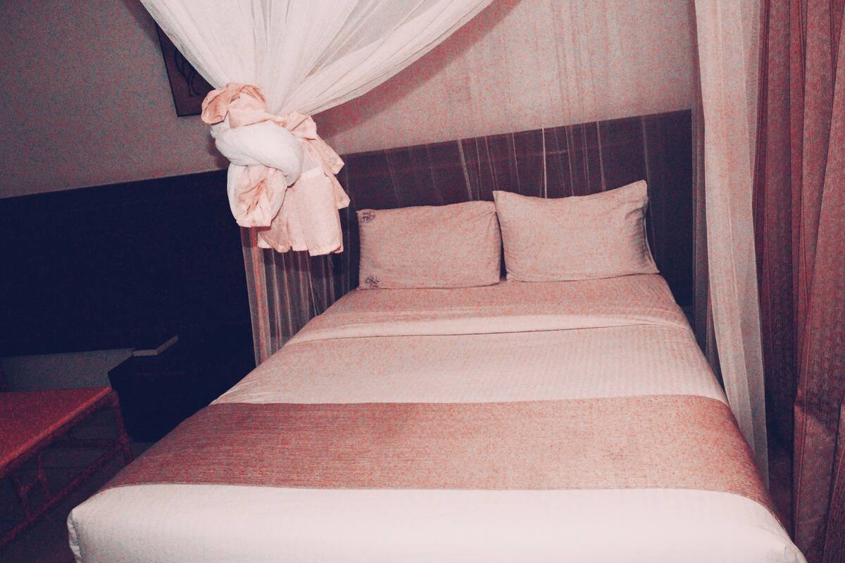 Deluxe Suite | In-room safe, individually decorated, individually furnished, desk