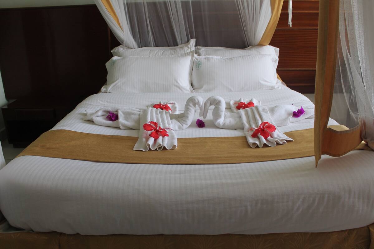 Honeymoon Suite | In-room safe, individually decorated, individually furnished, desk