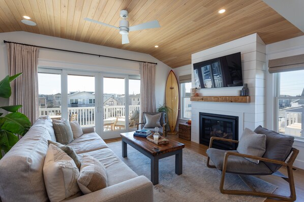 Televisión y chimenea 