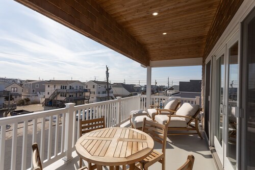 Oceanside home - 2 min walk to the beach! Ocean & bay views!