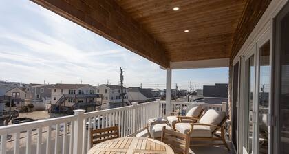 Oceanside home - 2 min walk to the beach! Ocean & bay views!