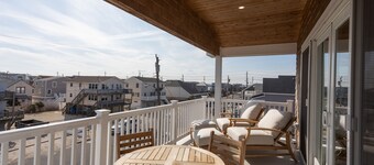 Oceanside home - 2 min walk to the beach! Ocean & bay views!