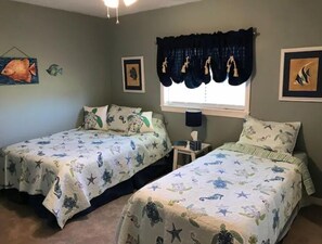 3 slaapkamers, een bureau, een strijkplank/strijkijzer, reisbedje