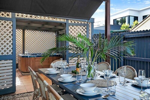 Brisbane Oasis+Spa tennis court