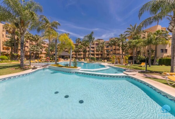 حمّام سباحة خارجي