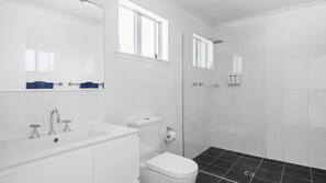 Douche, sèche-cheveux, serviettes fournies