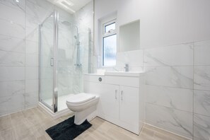 Free toiletries, hair dryer, towels - Brynglas 4BR House (Newport)