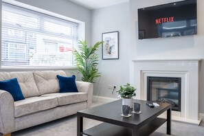 Living area - Brynglas 4BR House (Newport)