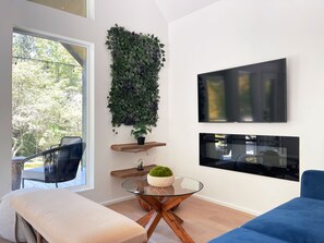 Smart TV, chimenea, videojuegos y Netflix