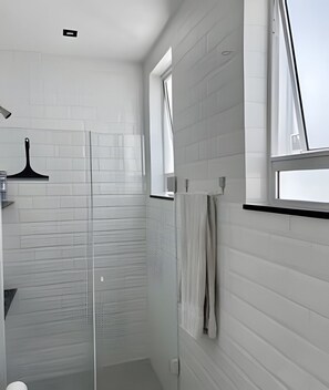 Shower, hair dryer, towels, soap - Ipanema - Leblon apt - great location (Rio de Janeiro)