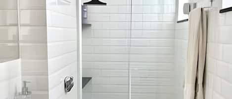 Buồng tắm vòi sen, máy sấy tóc, khăn tắm, xà phòng