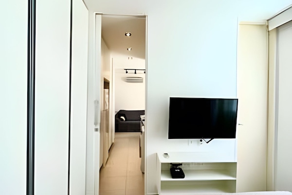 Schreibtisch, laptopgeeigneter Arbeitsplatz, Verdunkelungsvorhänge