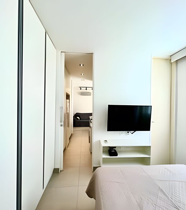 Desk, laptop workspace, blackout drapes, iron/ironing board - Ipanema - Leblon apt - great location (Rio de Janeiro)