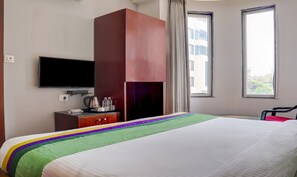 Quarto econômico | Escrivaninha, quartos à prova de som, ferros/tábuas de passar roupa
