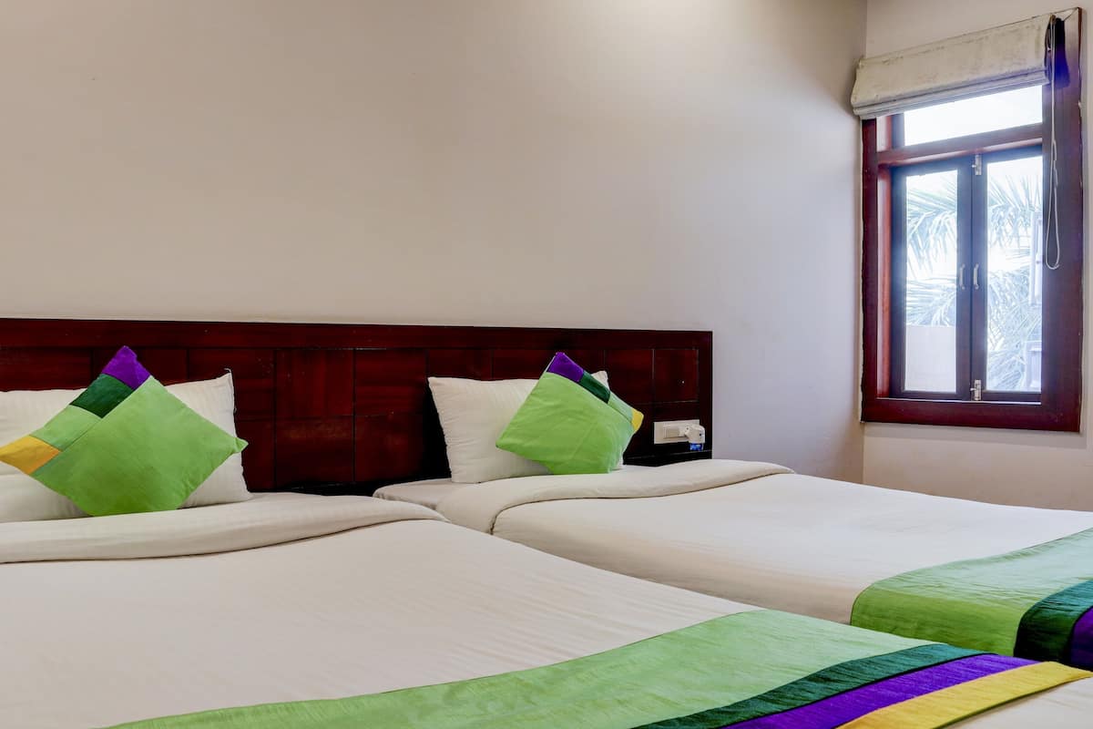Standard Room | Desk, soundproofing, iron/ironing board, bed sheets