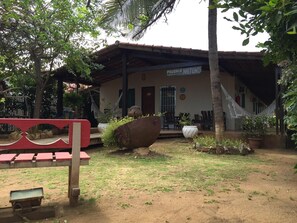 A rustic building with a sign reading "Pousada NESTUNT".