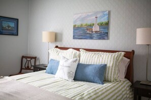 2 bedrooms, desk, iron/ironing board, WiFi - The Cobourg Creek Cottage (Cobourg)
