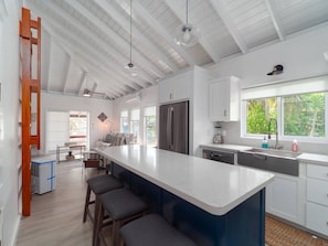 Jääkaappi, mikroaaltouuni, uuni, liesi