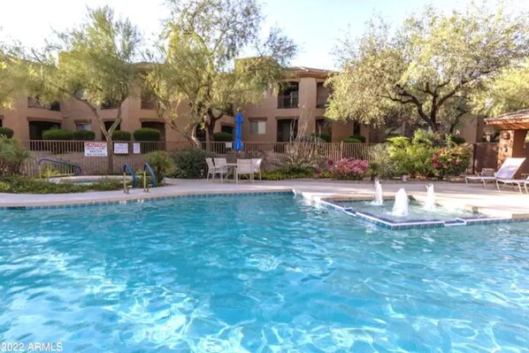 Alberca al aire libre y alberca climatizada