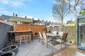 Outdoor dining - Stylish House w/ Free Parking, Nr Exeter Centre (Exeter)