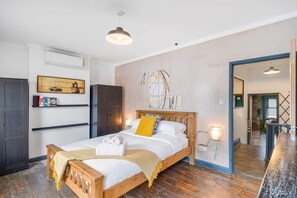 3 bedrooms, iron/ironing board, travel cot, WiFi - Stylish House w/ Free Parking, Nr Exeter Centre (Exeter)