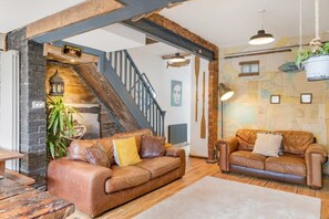 TV, smart speakers - Stylish House w/ Free Parking, Nr Exeter Centre (Exeter)