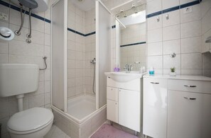 Dusch, hårtork, handdukar och tvål