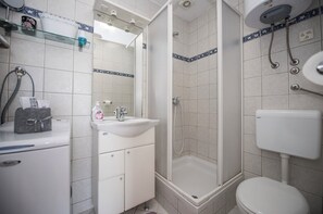 Douche, sèche-cheveux, serviettes fournies, savon