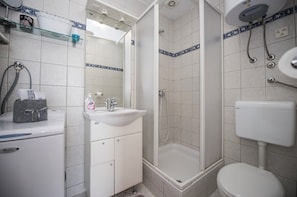 Douche, sèche-cheveux, serviettes fournies, savon