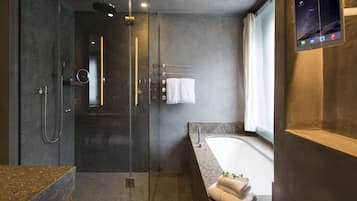 Deluxe Double or Twin Room | Bathroom