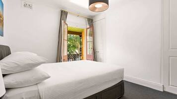 2 bedrooms, desk, iron/ironing board, WiFi