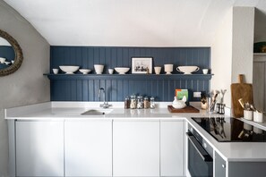 ثلاجة، ميكروويف، فرن، موقد طهي م�سطح