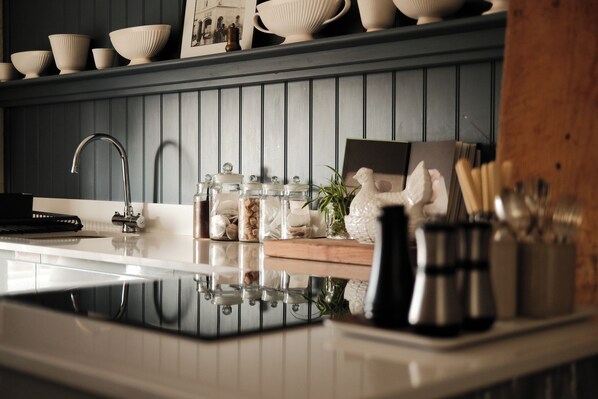 ثلاجة، ميكروويف، فرن، موقد طهي مسطح